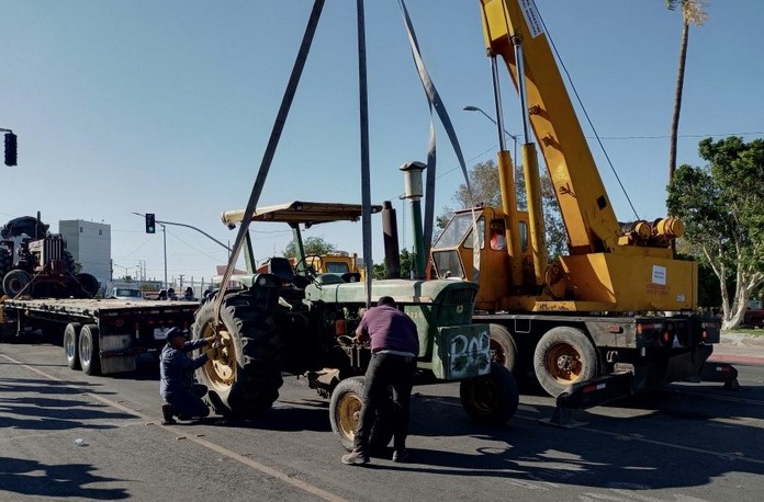 Momento en que el Gobierno de Baja California se lleva a los tractores que obstruían la entrada al Centro de Gobierno